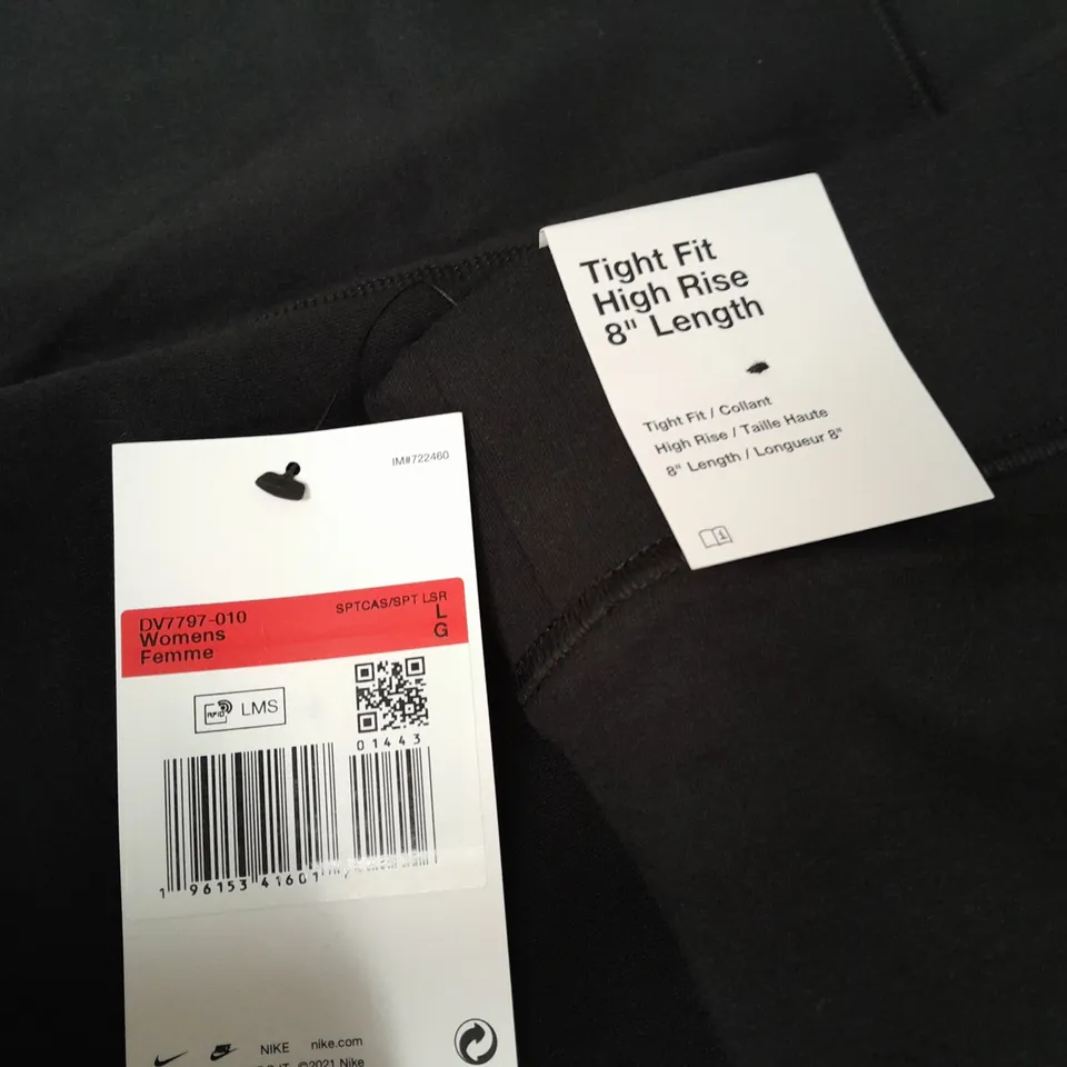 NIKE WOMENS TIGHT FIT HIGH RISE 8" LENGTH SHORTS - L