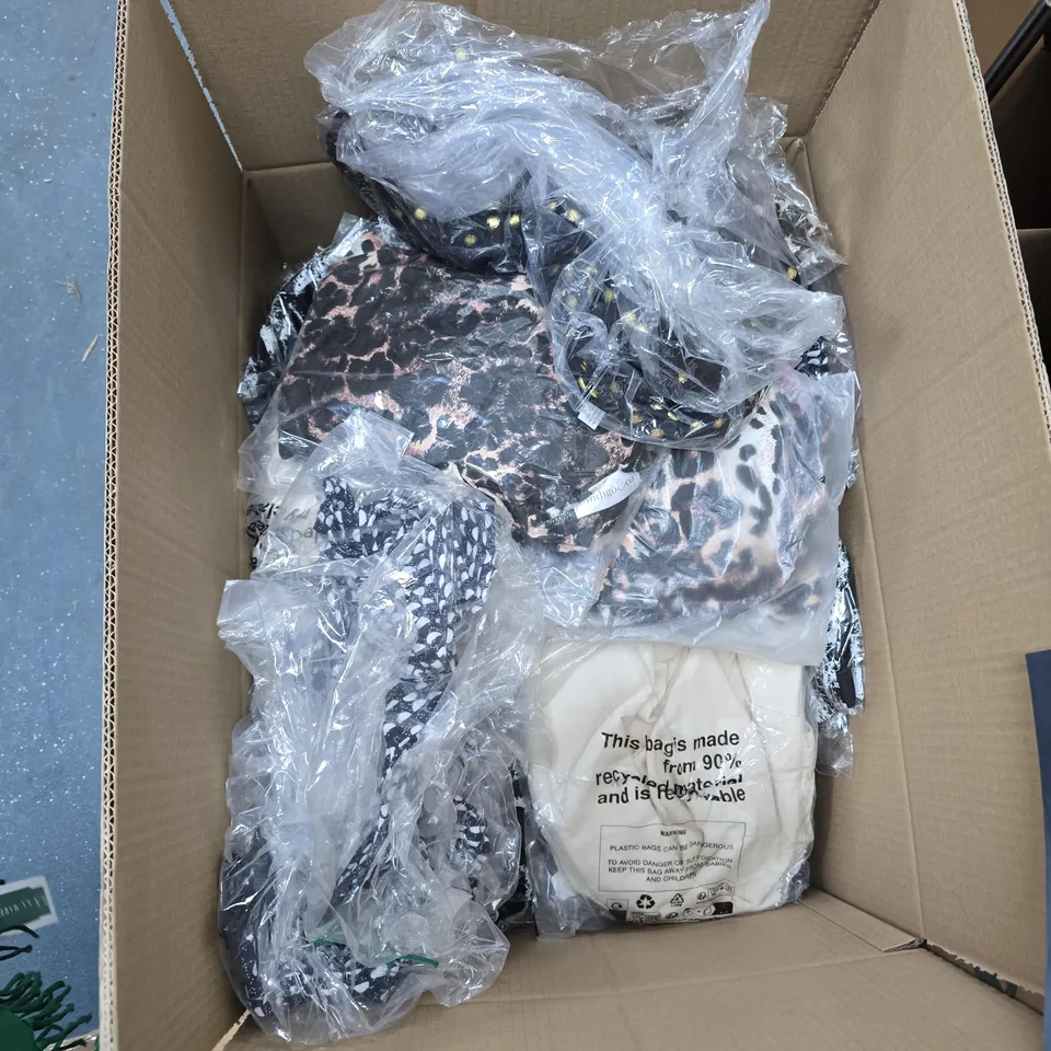 BOX OF APPROXIMATELY 20 ASSORTED CLOTHING ITEMS TO INCLUDE: LA MAREY JUMPER 