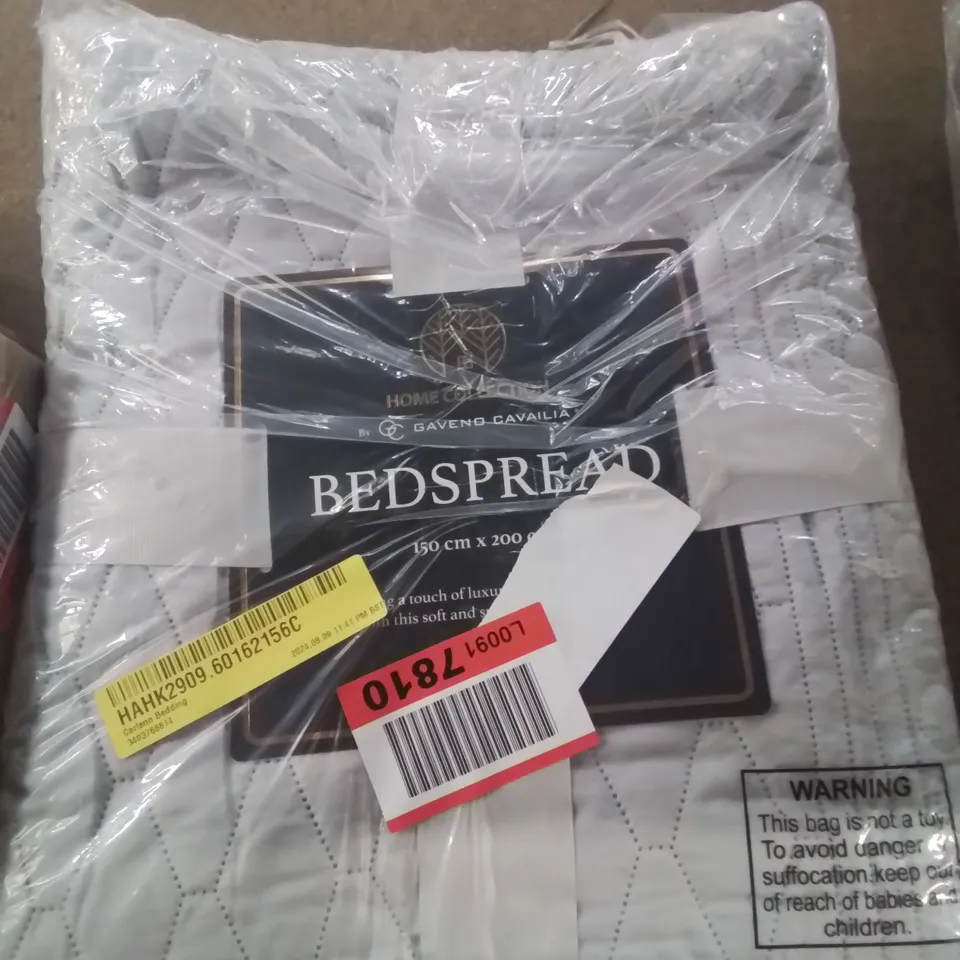 LOT CONTAINING VARIOUS CURTAINS DUVET COVERS ETC. (SIZES AND COLOURS VARY)