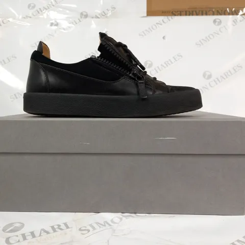 BOXED PAIR OF GIUSEPPE ZANOTTI SHOES IN BLACK EU SIZE 40.5