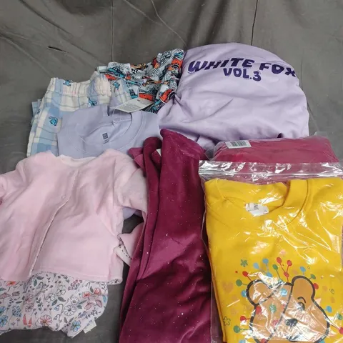 BOX OF APPROXIMATELY 30 ASSORTED KIDS CLOTHING ITEMS TO INCUDE - PYJAMAS, TOPS, HOODIE, ETC