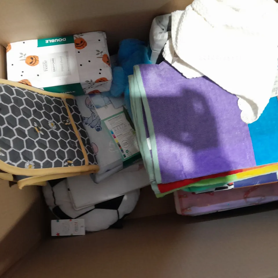 BOX OF APPROXIMATELY 8 ASSORTED BEDDING AND SOFT FURNISHING ITEMS TO INCLUDE - THROW PILLOW - BEDDING SET - FITTED SHEET ETC. 