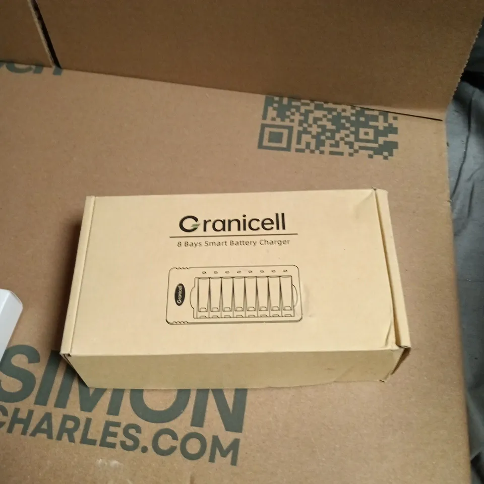 APPROXIMATELY 10 ASSORTED ELECTRICAL ITEMS INCLUDING GRANICELL BATTERY CHARGER , OXI PRO INFRARED THERMOMETRE AND CARBON MONOXIDE ALARM