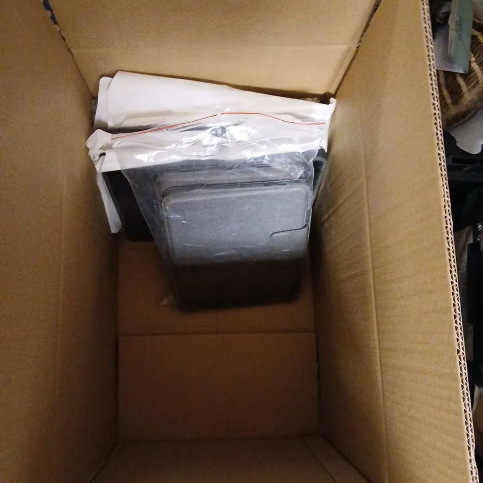 APPROXIMATELY 15 TABLET CASES AND KEYBOARDS FOR VARIOUS MAKES AND MODELS INCLUDING IPADS MODEL NUMBERS YU0086 AND YU0087 .