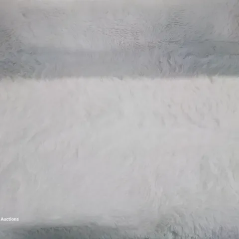 A RUSS CITY RUG IN WHITE FAUX FUR DESIGN 120X170CM
