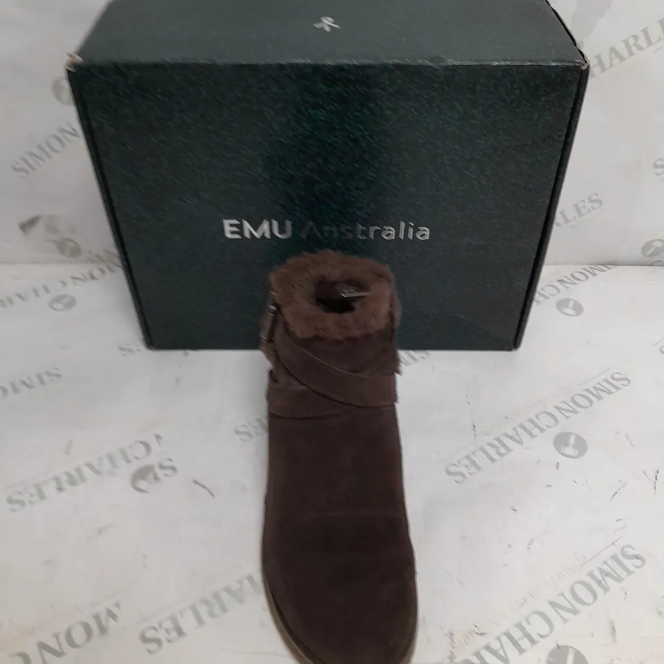 BOXED EMU AUSTRAILIA ESPRESSO MERAK SUEDE BOOTS - SIZE 5