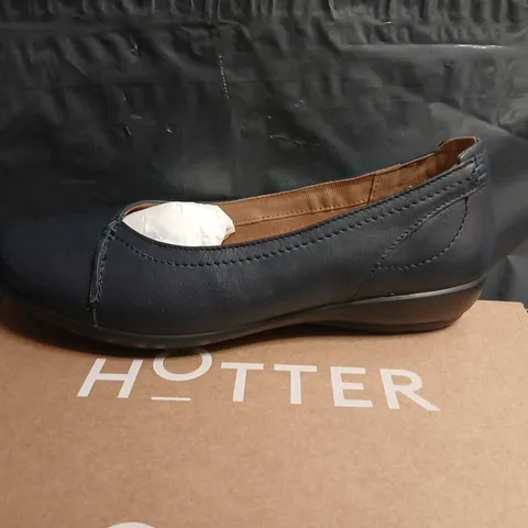 ROBYN II EXTRA WIDE NAVY DENIM BALLET FLATS - UK 6 (RBYNZX)