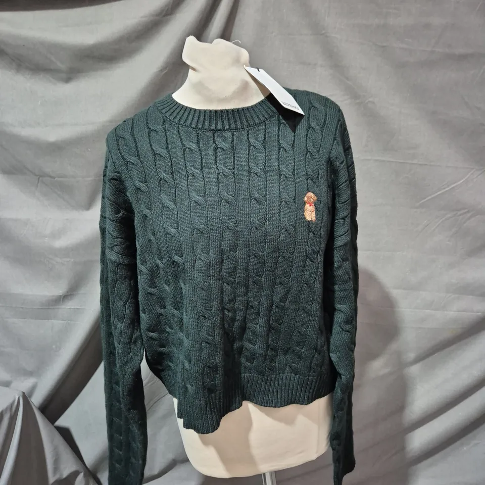 BERSHKA DARK GREEN CABLE-KNIT SWEATER WITH LOGO PATCH – CREW NECK - SIZE M