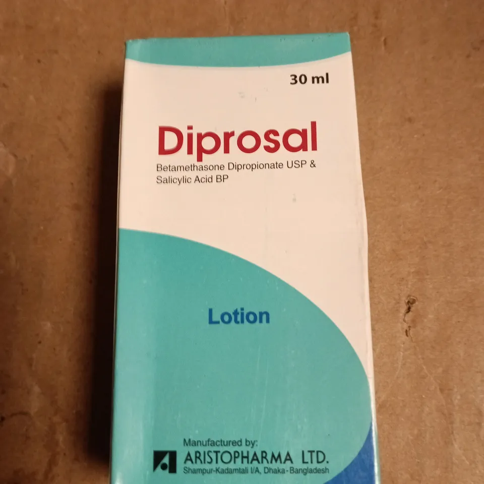 APPROXIMATELY 20 ASSORTED COSMETIC ITEMS INCLUDING L'OREAL ABSOLUT REPAIR , DIPROSAL LOTION AND BONDI SANDS TANNING FACE MIST 