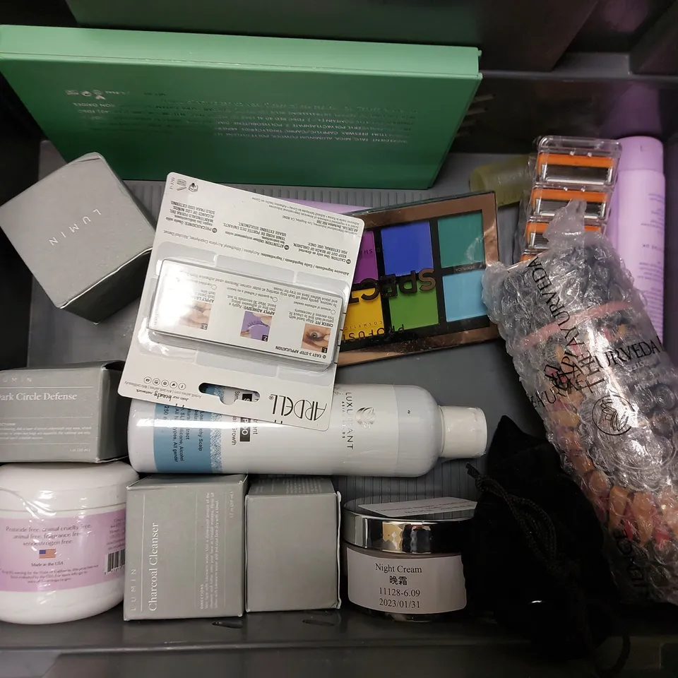 BOX OF APPROX 10 COSMETIC ITEMS TO INCLUDE CERAVE HYDRATING CLEANSER, ALOE VERA GEL AND OLAPLEX BOND BUILDING HAIR TREATMENT