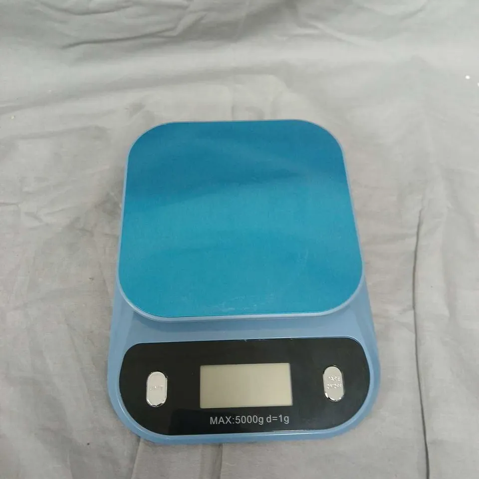BLUE DIGITAL KITCHEN SCALE, 5 KG CAPACITY, 1 G RESOLUTION