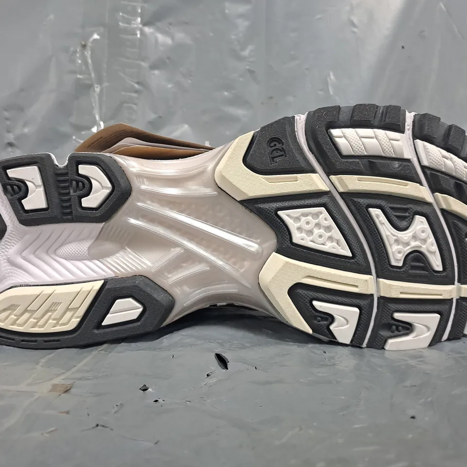 BOXED PAIR OF ASICS TRAINERS IN CREAM/SILVER SIZE UK 10