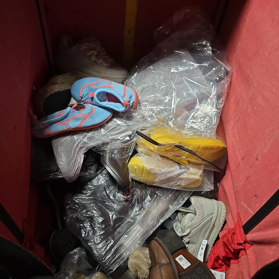 LARGE QUANTITY OF ASSORTED SHOES AND FOOTWEAR
