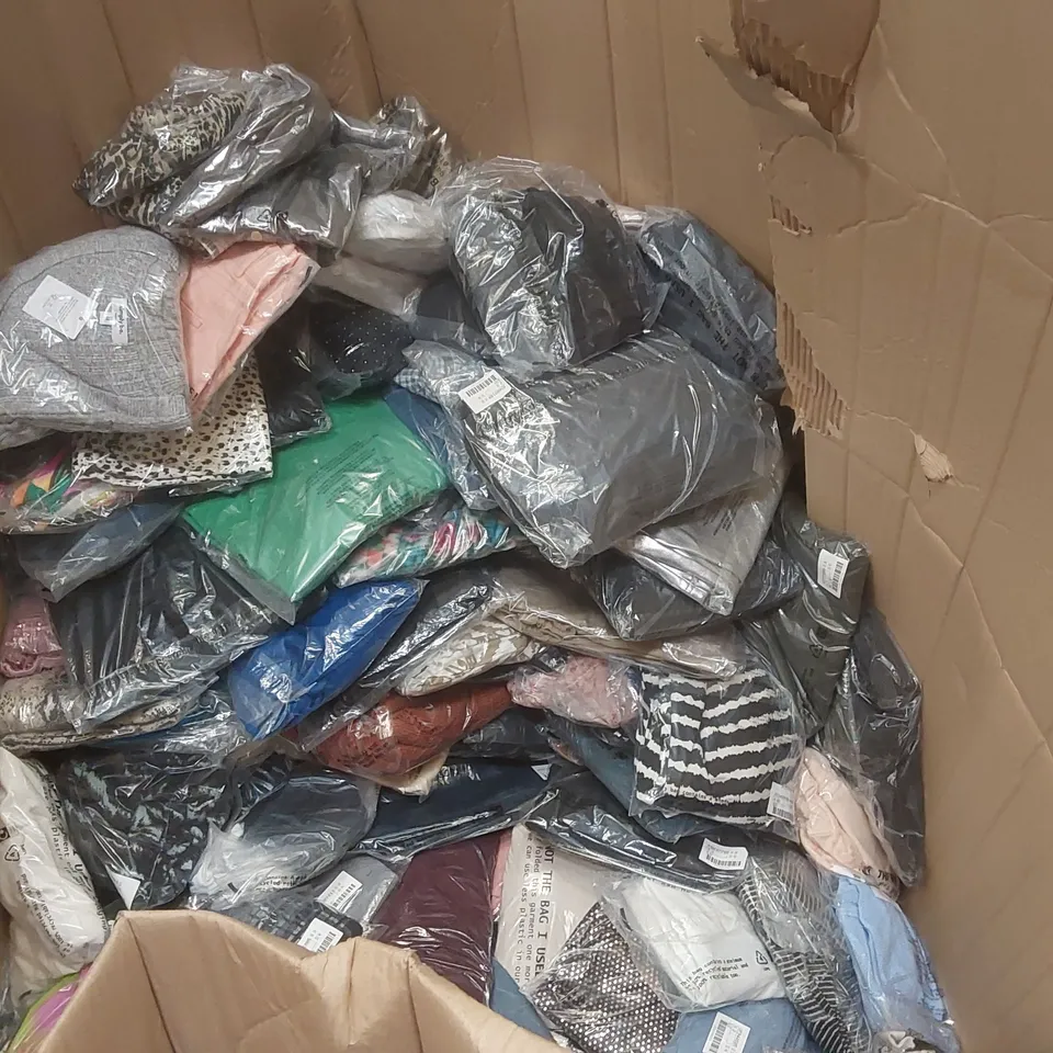 PALLET CONTAINING APPROXIMATELY 250x BRAND NEW ASSORTED DESIGNER CLOTHING ITEMS INCLUDING: SIMPLY BE DRESS, ELLA KNICKERS, SIMPLY BE TOP, JD WILLIAMS TOP ECT
