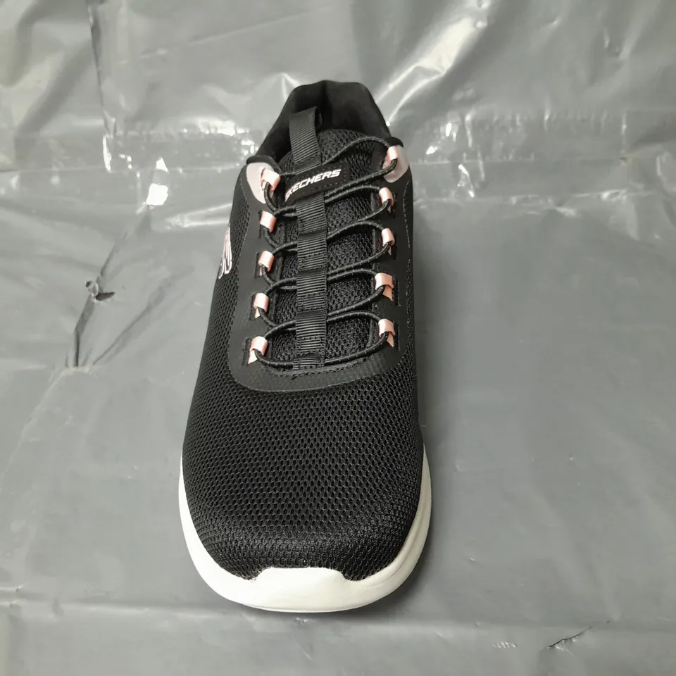 BOXED PAIR OF SKECHERS AIR-COOLED MEMORY FOAM TRAINERS IN BLACK SIZE 6
