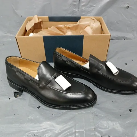 BOXED PAIR OF CHARLESTYRWHITT BLACK LEATHER LOAFER UK 10