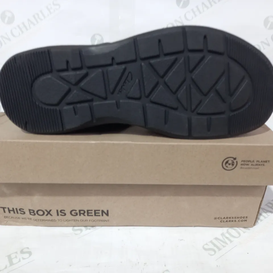 BOXED PAIR OF CLARKS HAPSFORD COVE SANDALS IN BROWN UK SIZE 8.5
