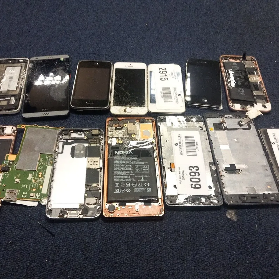 APPROXIMATELY 14 ASSORTED MOBILE PHONES AND PARTS TO INCLUDE; APPLE IPHONE 4 (A1332) SMARTPHONE 