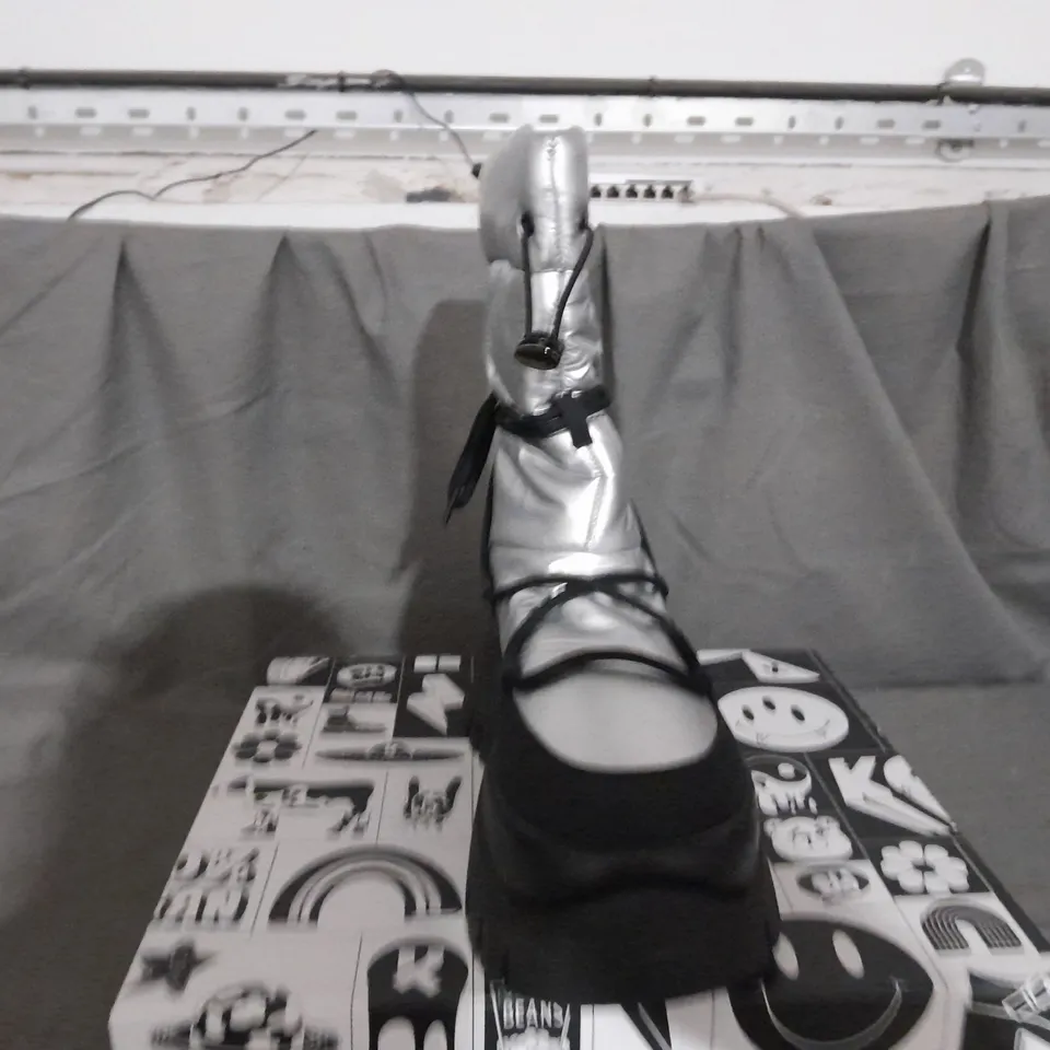 BOXED PAIR OF KOI SNOW BOOTS SIZE 6