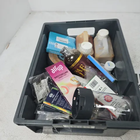TOTE OF APPROXIMATELY 12 ASSORTED ITEMS TO INCLUDE: ASSORTED FISHING RIGS