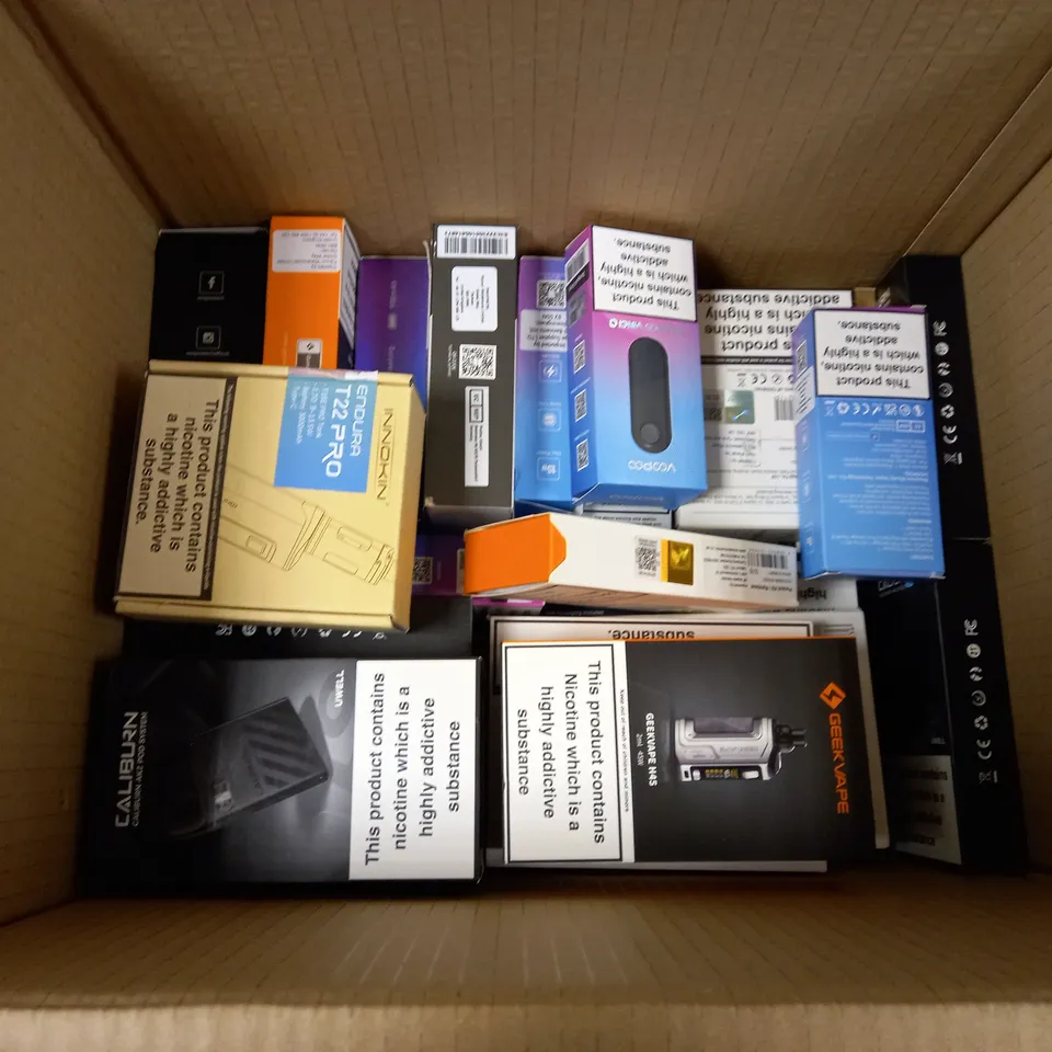 LOT OF APPROXIMATELY 28 E-CIGARETTES AND LIQUIDS TO INCLUDE ASPIRE POCKEX KIT, INNOKIN ENDURA T22 PRO, GEEKVAPE H45, ETC