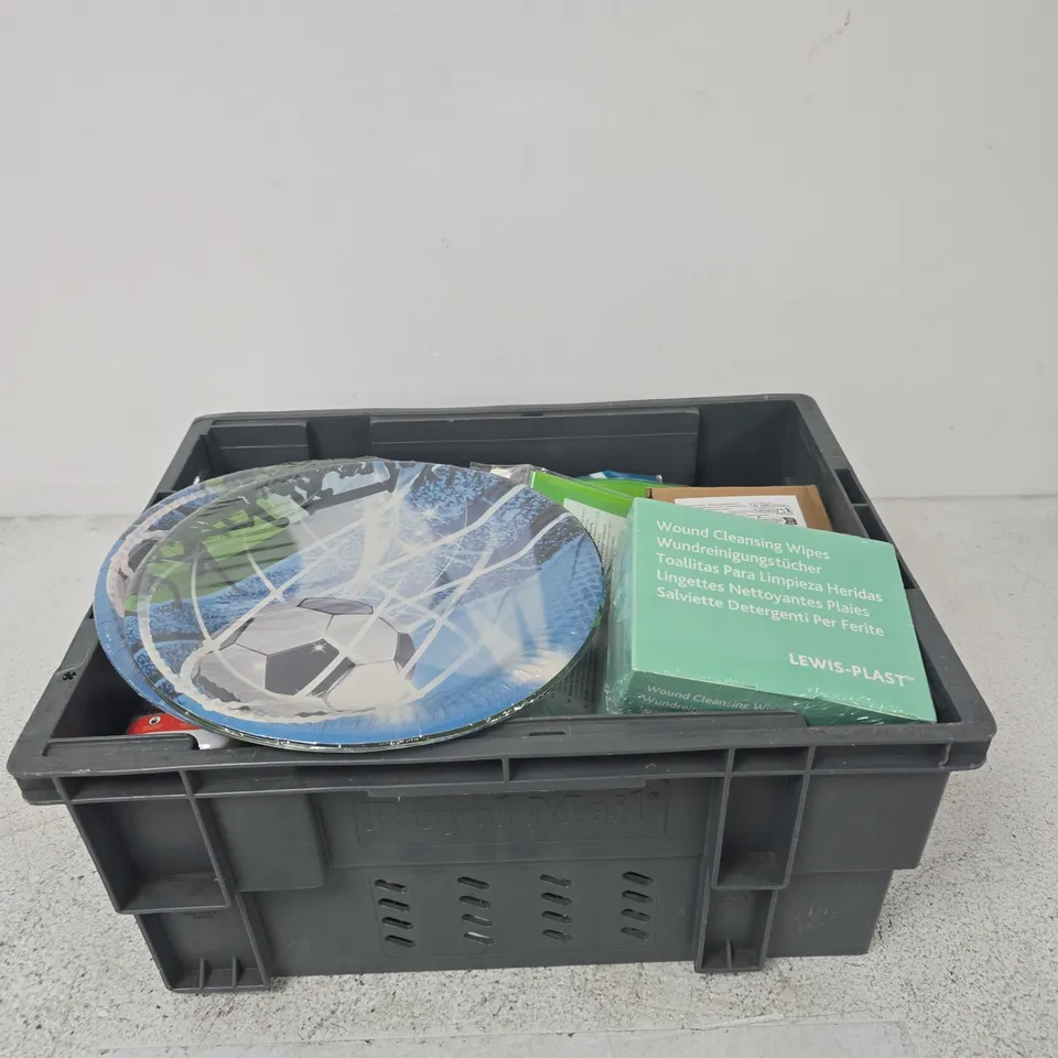 APPROXIMATELY 25 ASSORTED ITEMS INCLUDING DECORATED PARTY PLATES, A PLASTIC TABLECLOTH AND SOME MEASURING SPOONS