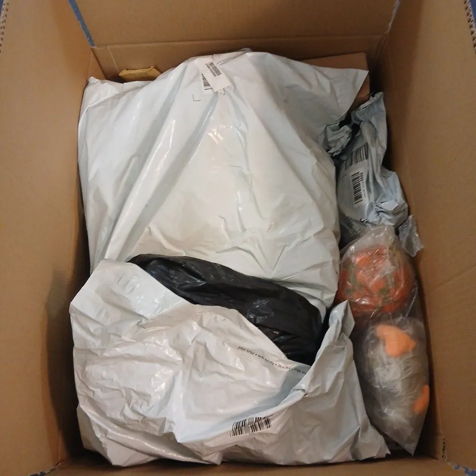 BOX OF APPROXIMATELY 20 ASSORTED ITEMS INCLUDING A CLOCK, A WIZ SMART BULB AND A MASTERCLASS STAINLESS STEEL FLASK