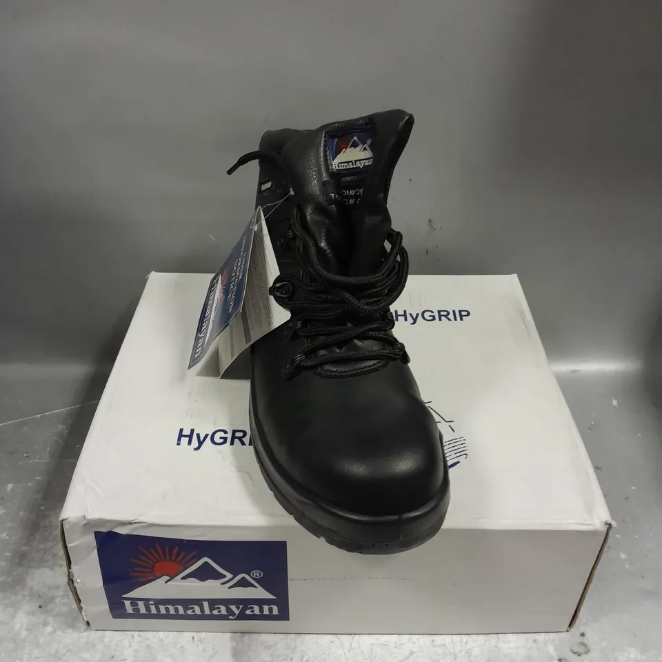 BOXED PAIR OF HIMALAYAN SAFETY BOOTS IN BLACK SIZE 7