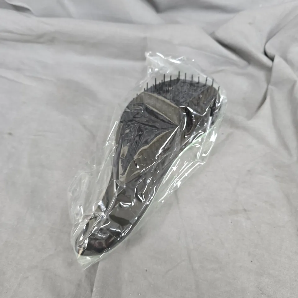 APPROXIMATELY 150 PLASTIC HAIRBRUSHES IN GREEN/BLACK