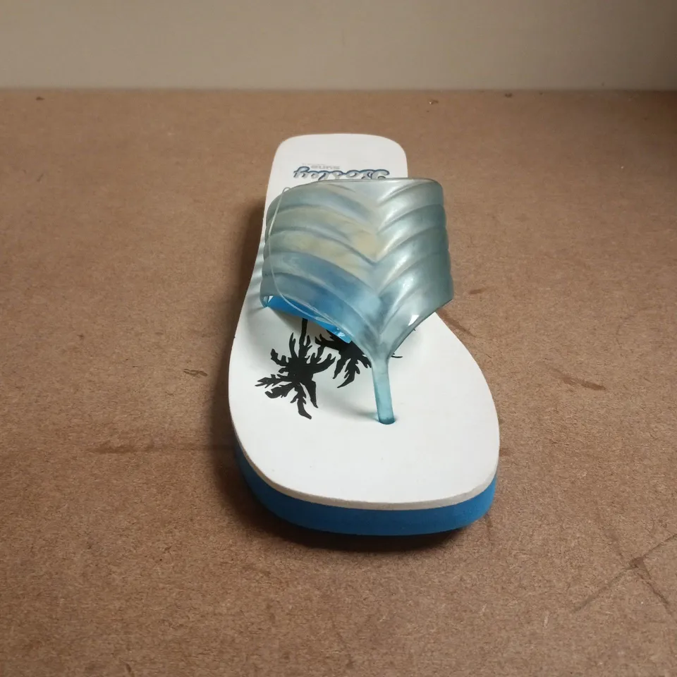 BOXED PAIR OF SUNA BOSLEY TOE-POST WEDGE SANDALS IN BLUE SIZE 8