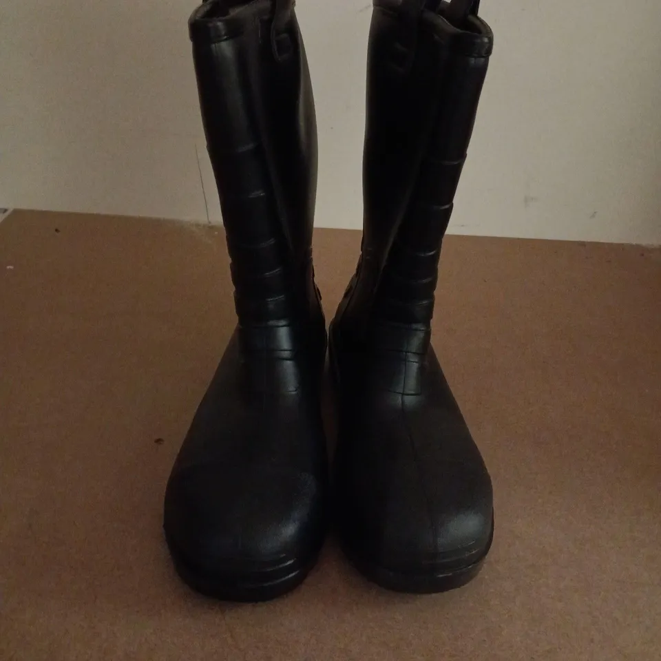 UNBOXED PAIR OF PORTWEST STEEL PVC RIGGER BOOTS IN BLACK - UK 11