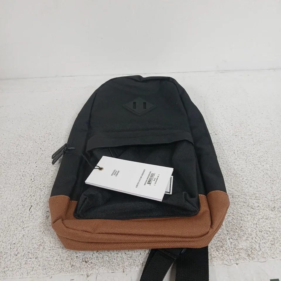 HERSCHEL HERITAGE SHOULDER BAG – BLACK (OS)