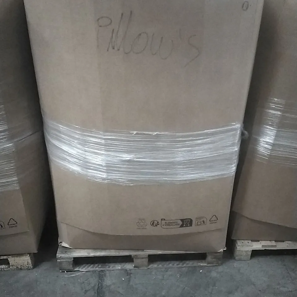 A PALLET CONTAINING A LARGE QUANTITY OF ASSORTED PILLOWS ETC