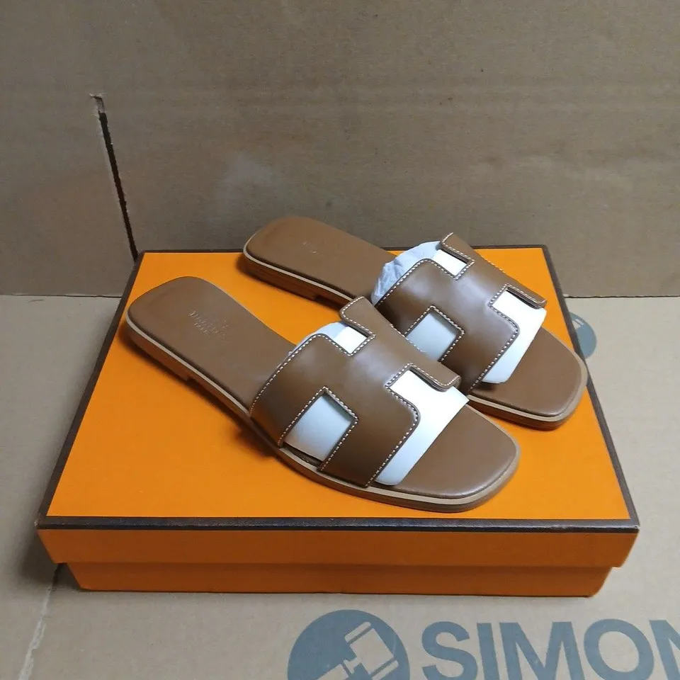 BOXED PAIR OF HERMÈS SANDALES CHYPRE CHEVRE VELOURS – 4