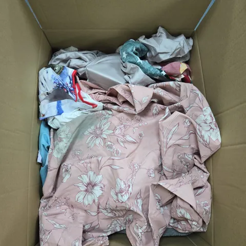 LARGE BOX OF APPROXIMATELY 10 ASSORTED ITEMS TO INCLUDE CUSHIONS, FITTED SHEETS AND DUVET SETS