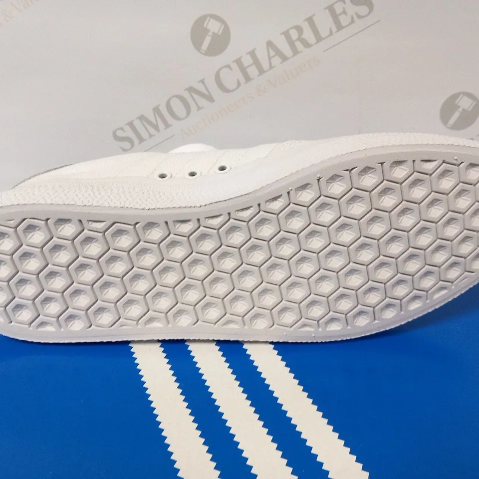 BOXED ADIDAS 3MC SIZE 6