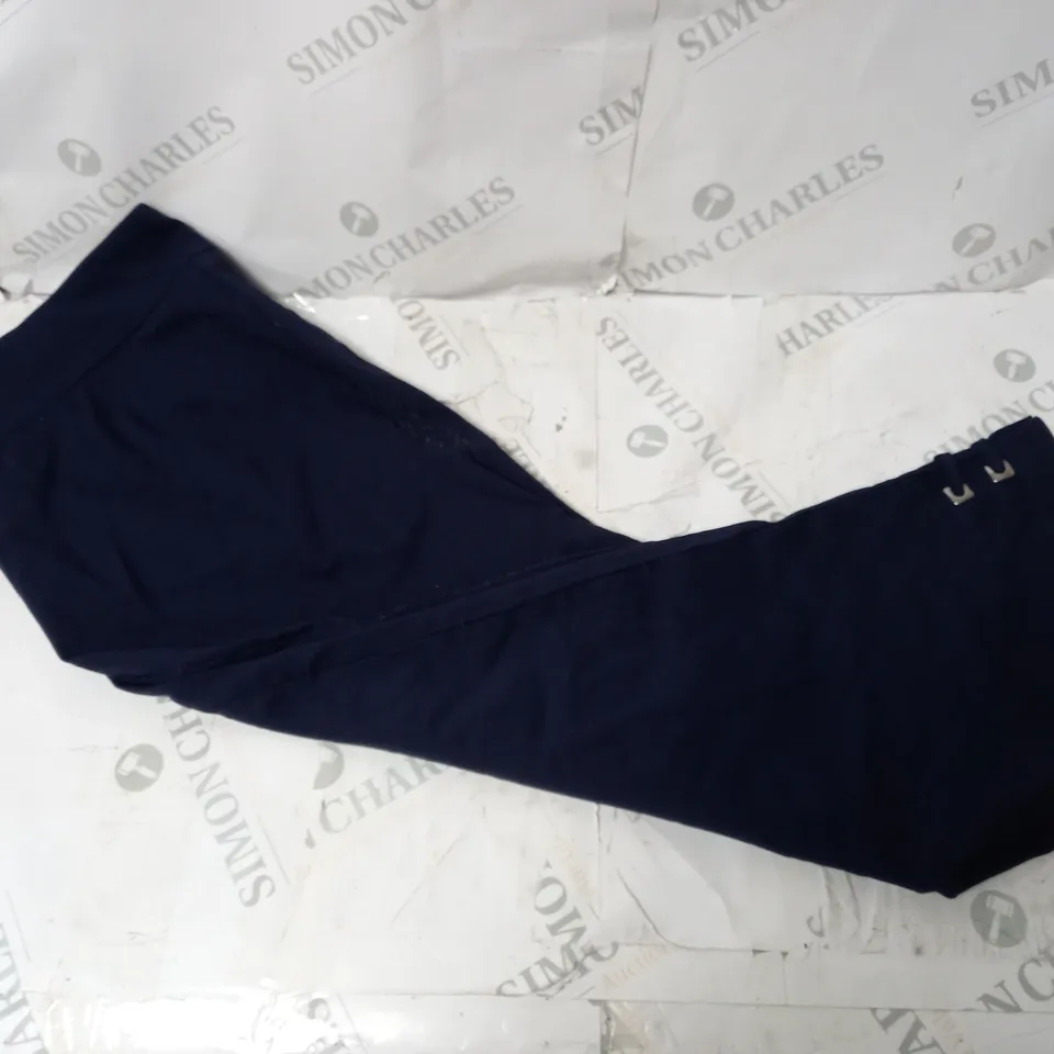 APPROXIMATELY 10 ASSORTED CLOTHING ITEMS IN VARIOUS SIZES TO INCLUDE SHIRTS, DRESSES, TROUSERS ETC. 