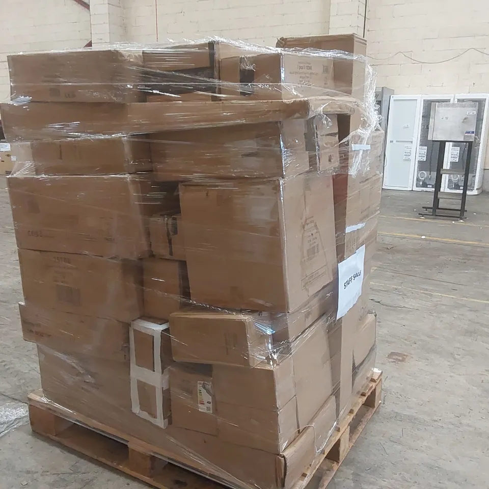 PALLET CONTAINING A VERY LARGE QUANTITY OF ASSORTED LIGHTING ITEMS