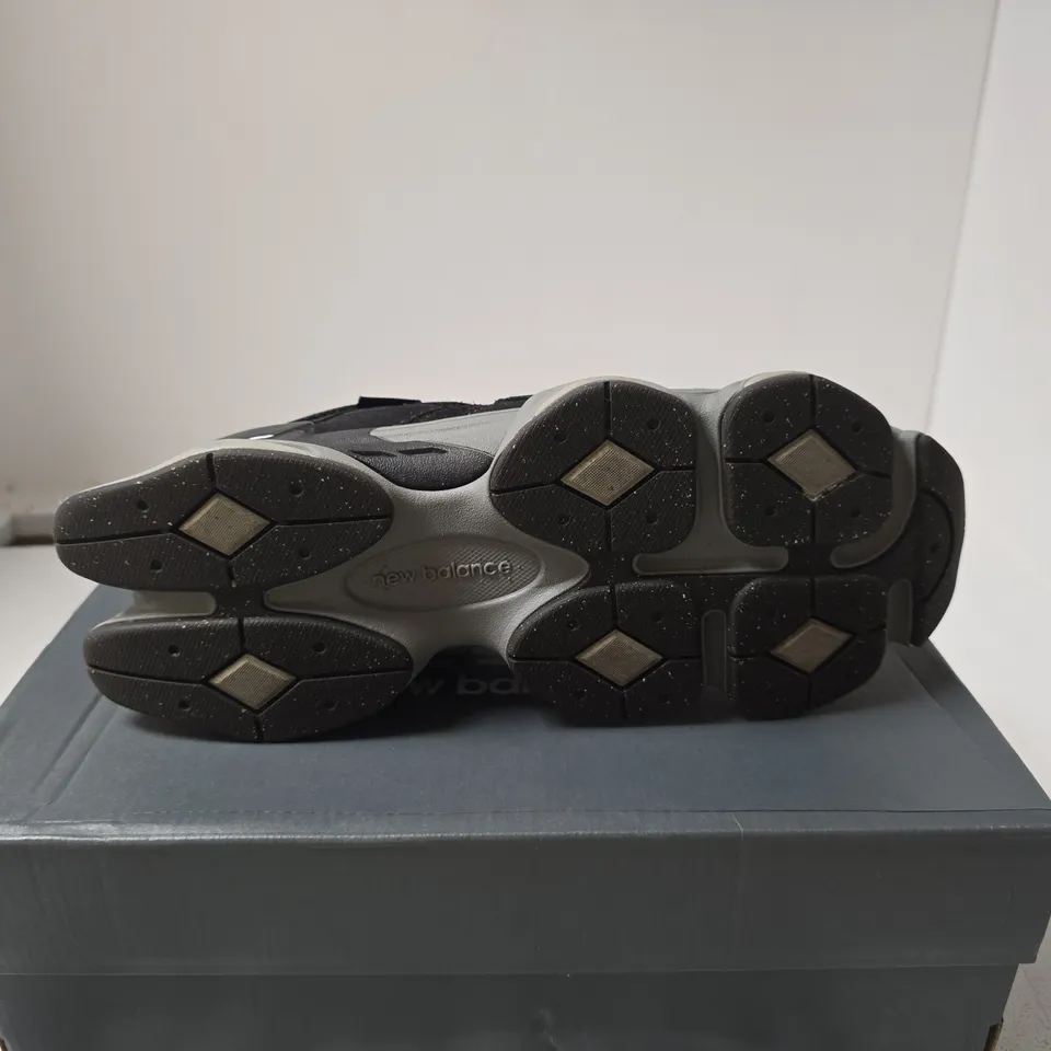 NEW BALANCE BLACK/GREY TRAINERS UK 9 BOXED