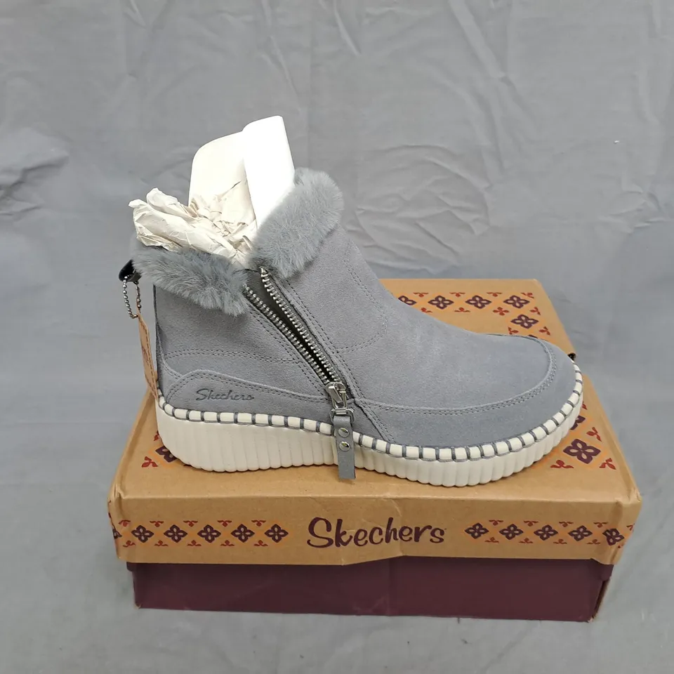 SKECHERS WOMEN'S GREY FUR-TRIM ANKLE BOOTS (UK 3) – BOXED