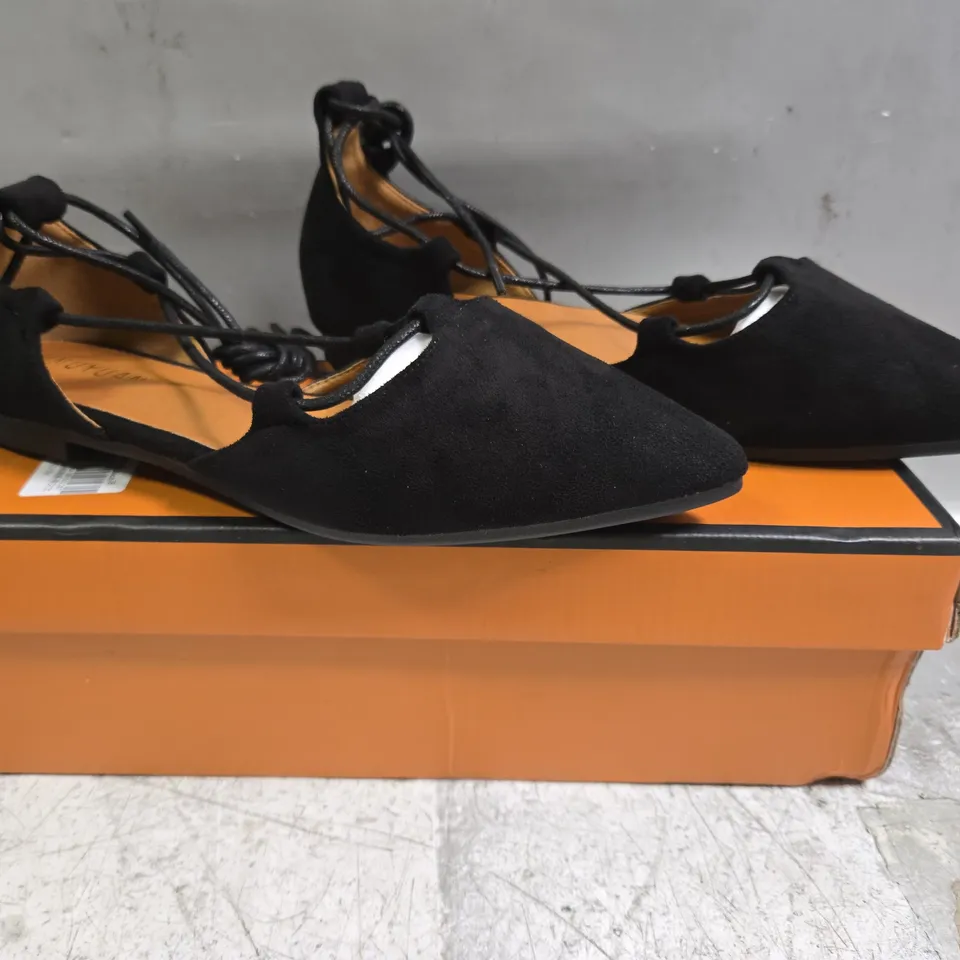BOXED PAIR OF XIMUYUAN POINTED TOE SHOES IN BLACK SIZE ASIAN 240