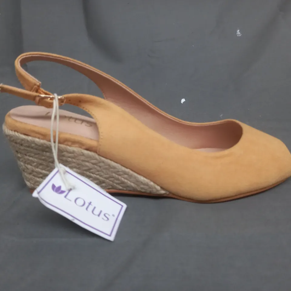 BOXED PAIR OF JACOBSON LOTUS PEEP TOE WEDGES IN YELLOW SIZE 9