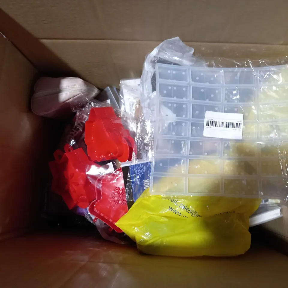 APPROXIMATELY 30 ASSORTED HOUSEHOLD ITEMS TO INCLUDE MUSHROOM COCKTAIL GLASS, EQUERRY SHOE POLISH KIT, TOMMEE TIPPEE BREAST-LIKE SOOTHER, ETC