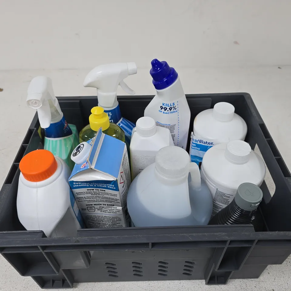 APPROXIMATELY 11 ASSORTED HOUSEHOLD LIQUIDS TO INCLUDE VAX STEAM DETERGENT, ASTONISH WHITE VINEGAR AND PERSIL NON BIO LAUNDRY DETERGENT