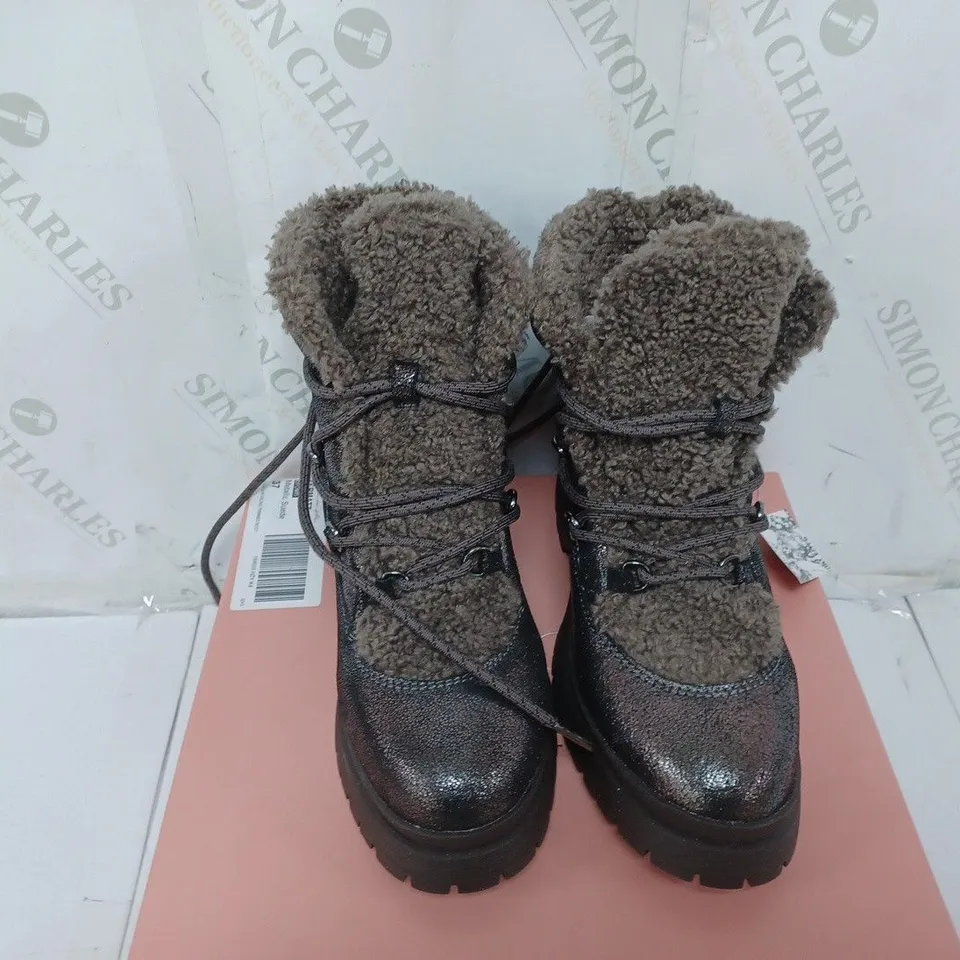 BOXED PAIR OF MODA IN PELLE ZERMATT BOOTS IN BROWN SIZE 4 