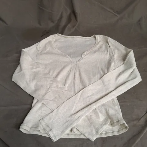 GYMSHARK V NECK LONG SLEEVE TOP IN LIGHT GREY MARL SIZE S