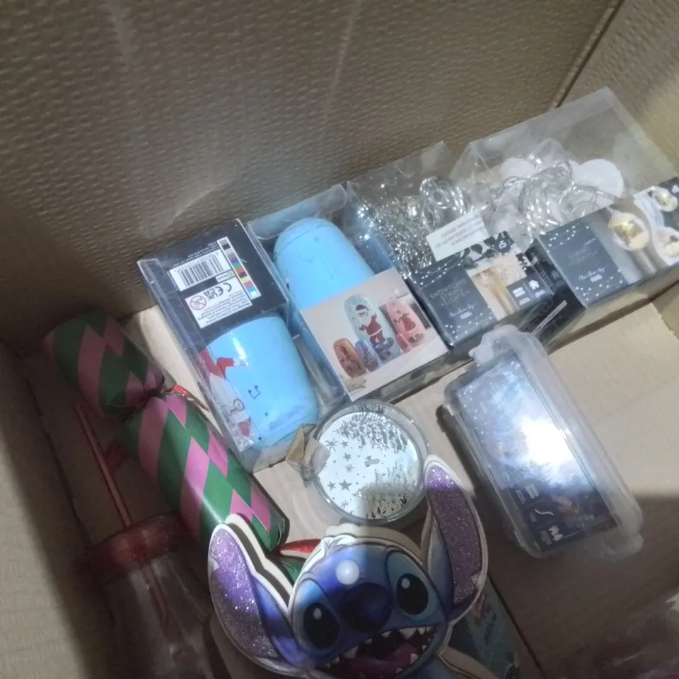 LOT OF APPROXIMATELY 20 ASSORTED SEASONAL ITEMS TO INCLUDE CANDLE LIGHT, 14CM BAUBLES, POM POM WREATHS AND STRING LIGHTS