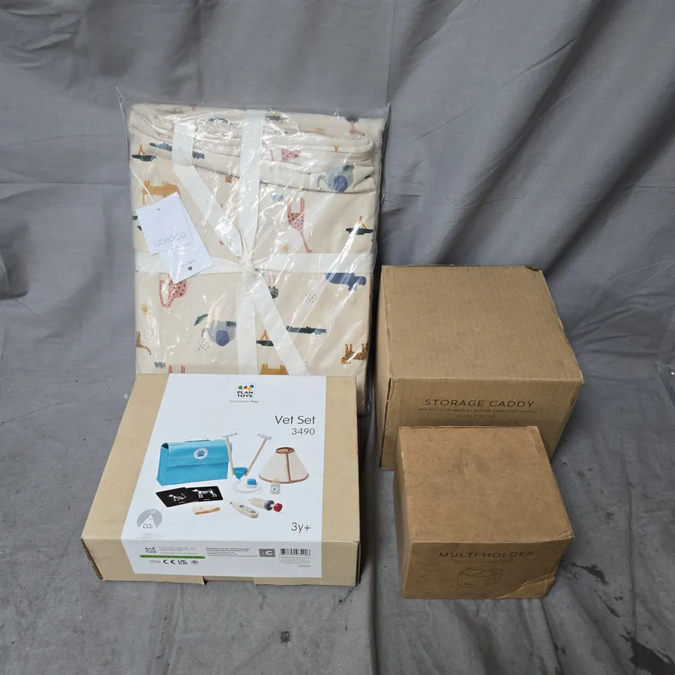 BOX OF APPROXIMATELY 10 ASSORTED HOUSEHOLD ITEMS TO INCLUDE - STORAGE CADDY - VET TOY SET - SILICONE MULTI HOLDER - ETC