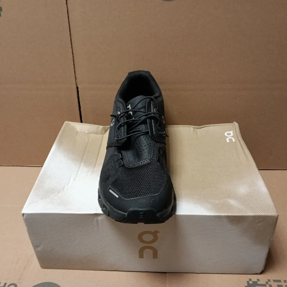 BOXED PAIR OF ON CLOUD 5 TRAINERS IN ALL BLACK - UK 6