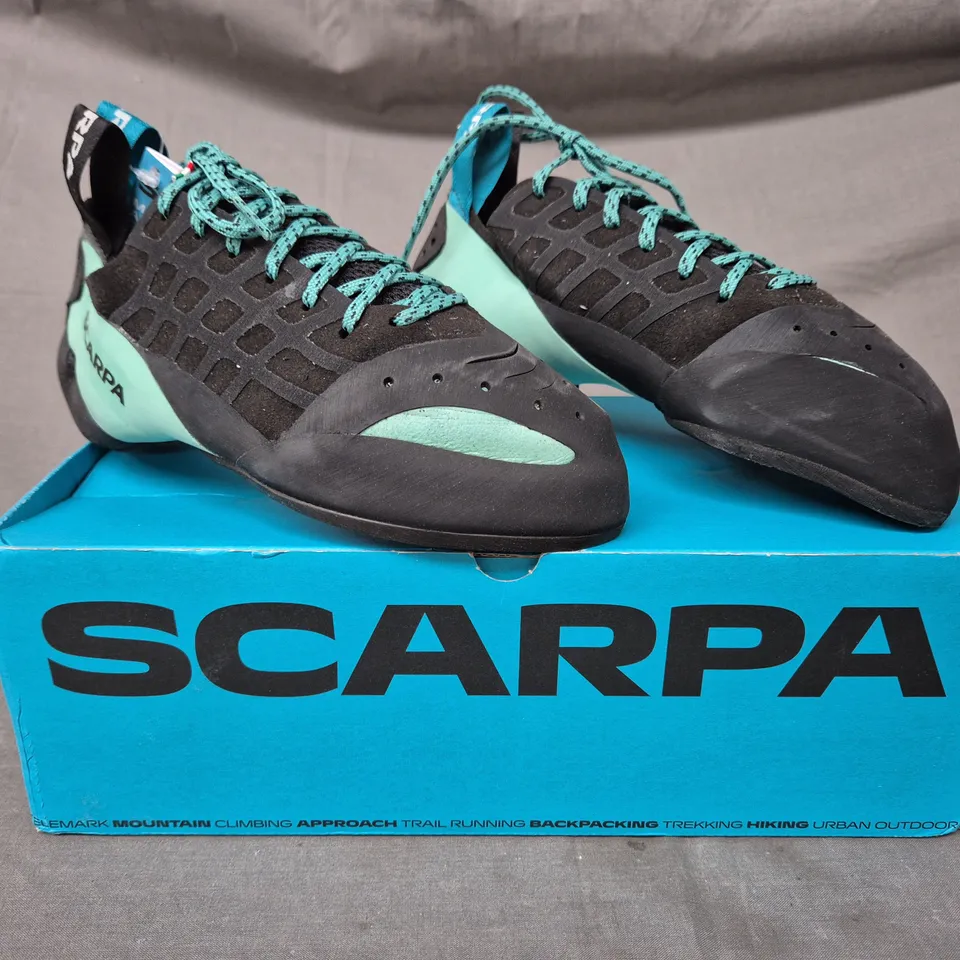 BOXED PAIR OF SCARPA WOMEN'S INSTINCT LACE SHOES IN BLACK/AQUA EU SIZE 40.5